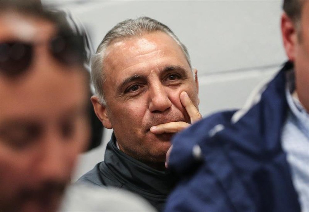 Stoichkov thinks Barca should win La Liga if the league cannot resume. EFE