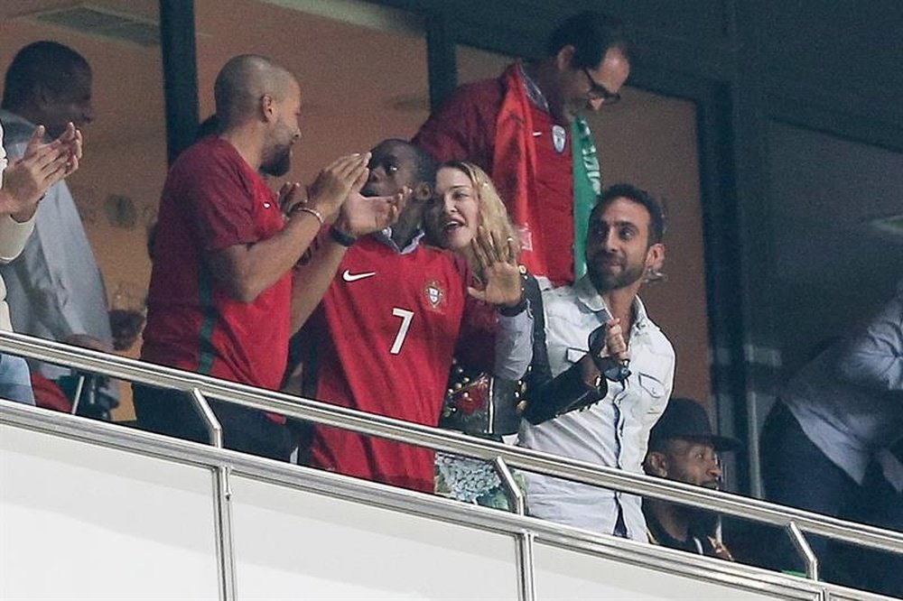 Imagens de Madonna, com o filho, David Banda, nas bancadas da Luz a 'vibrar' por Portugal. EFE