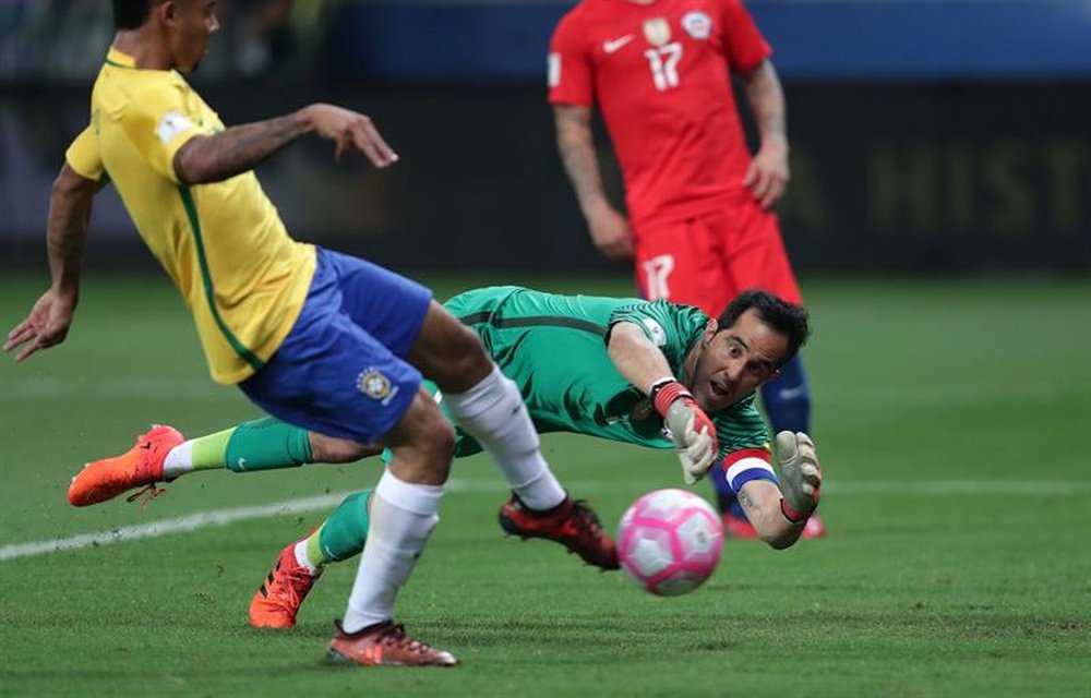 O Brasil venceu o Chile por 3-0. EFE
