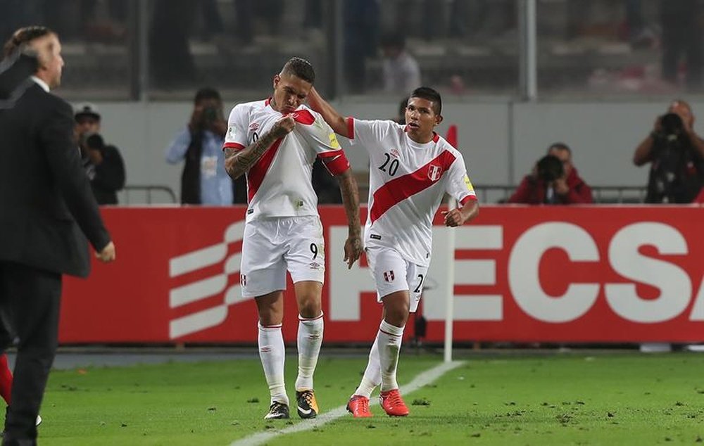 El pequeño delantero peruano podría llegar a La Liga. EFE