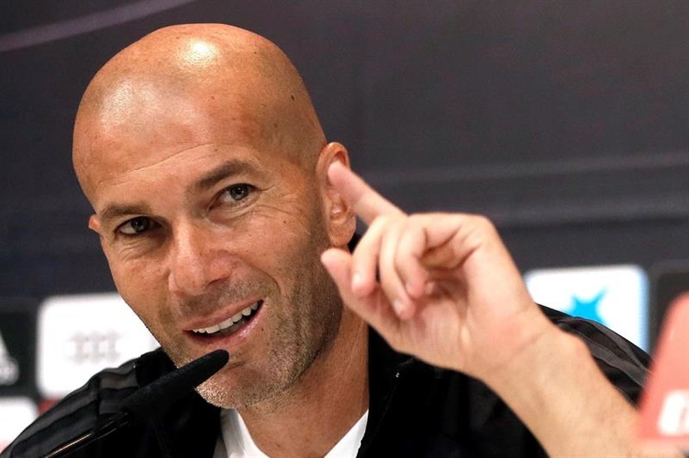 Zidane volvió a defender a capa y espada a Karim Benzema. EFE/Archivo