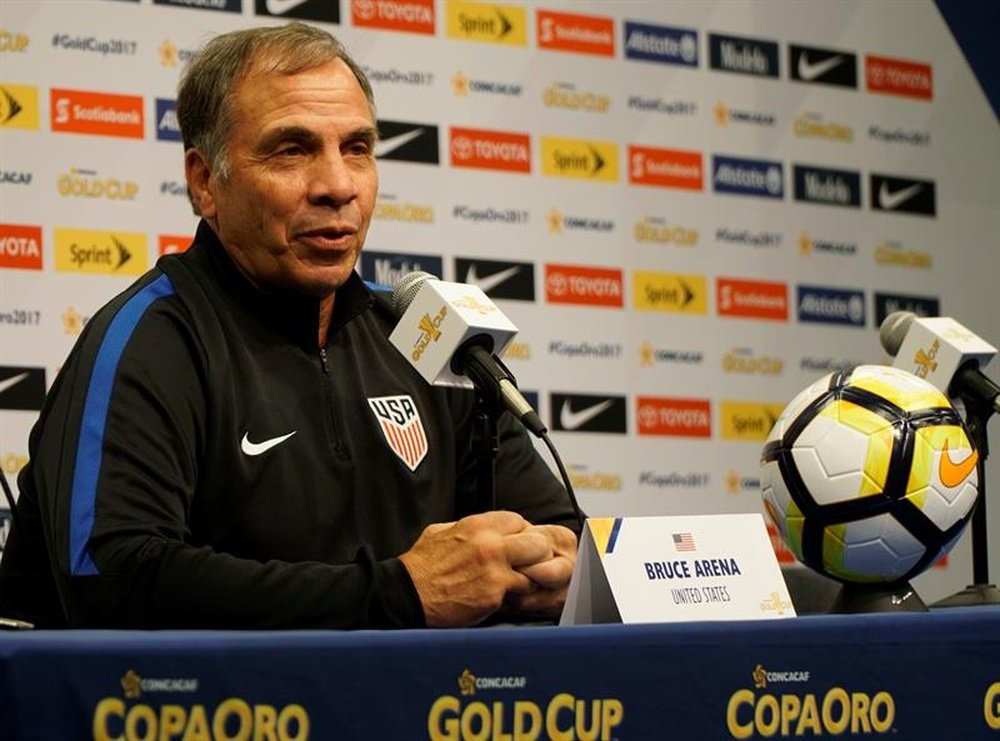 Bruce Arena dimitió de su cargo como seleccionador de Estados Unidos. EFE/Archivo