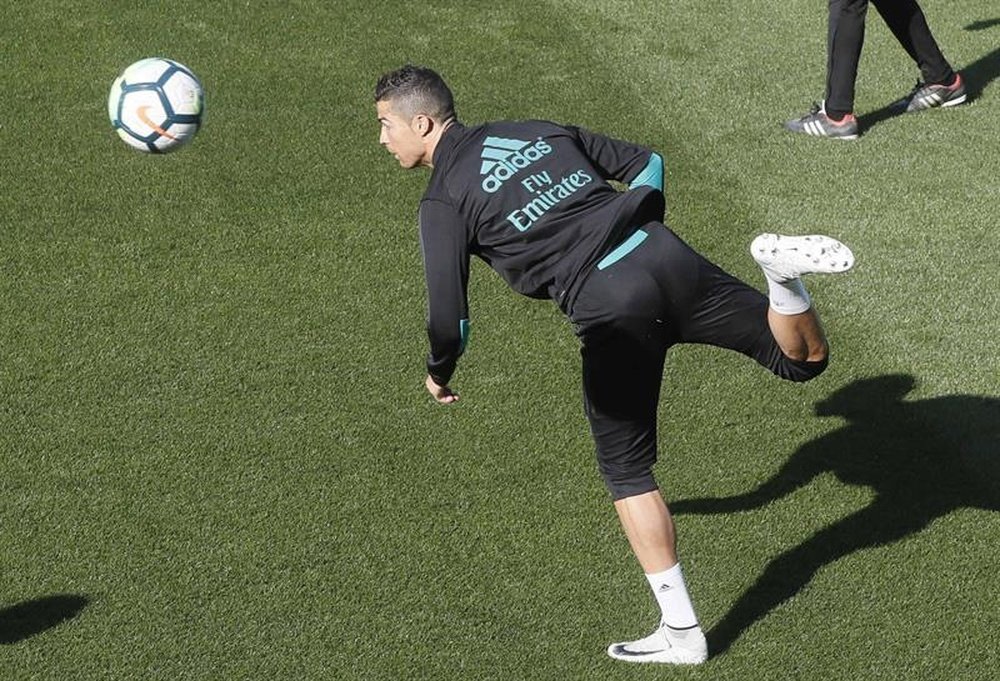 El delantero portugués del Real Madrid Cristiano Ronaldo, durante el entrenamiento de ayer. EFE