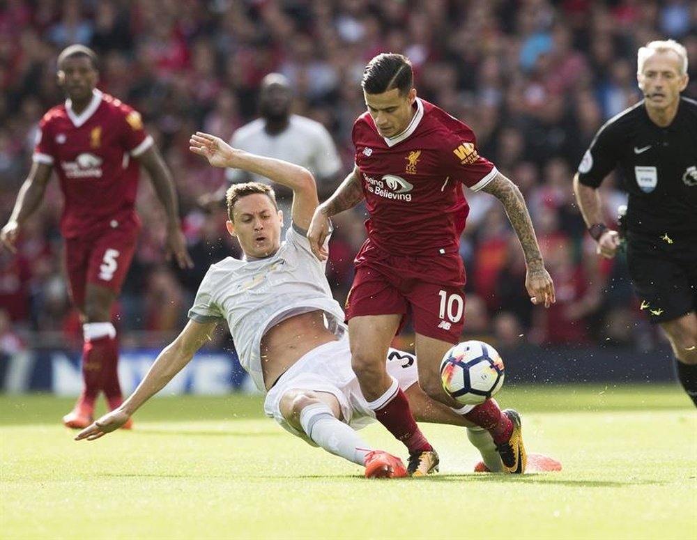 Coutinho and Matic fight for the ball at Anfield. EFE/EPA
