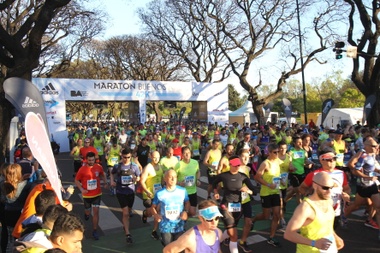 Centenares de personas corren el Maratón de Buenos Aires. EFE