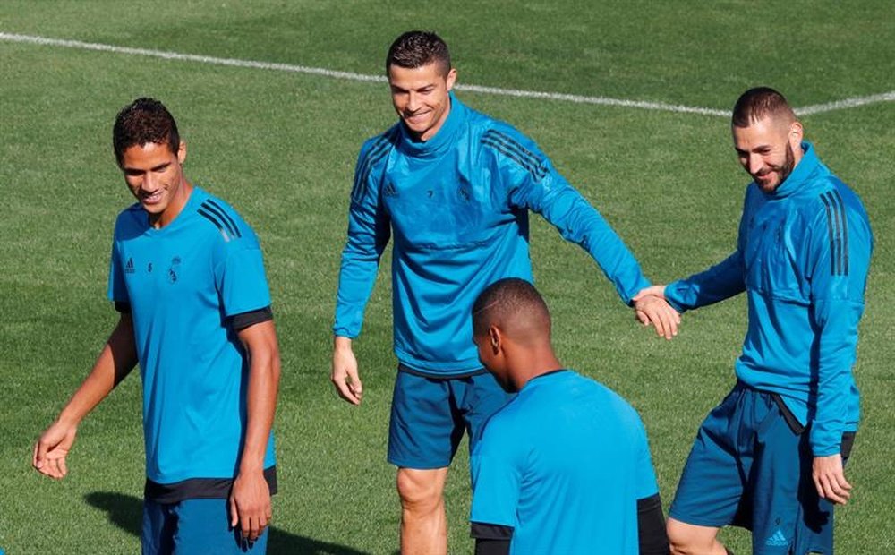 Benzema, Cristiano Ronaldo et Varane lors d'un entraînement avec le Real Madrid. EFE