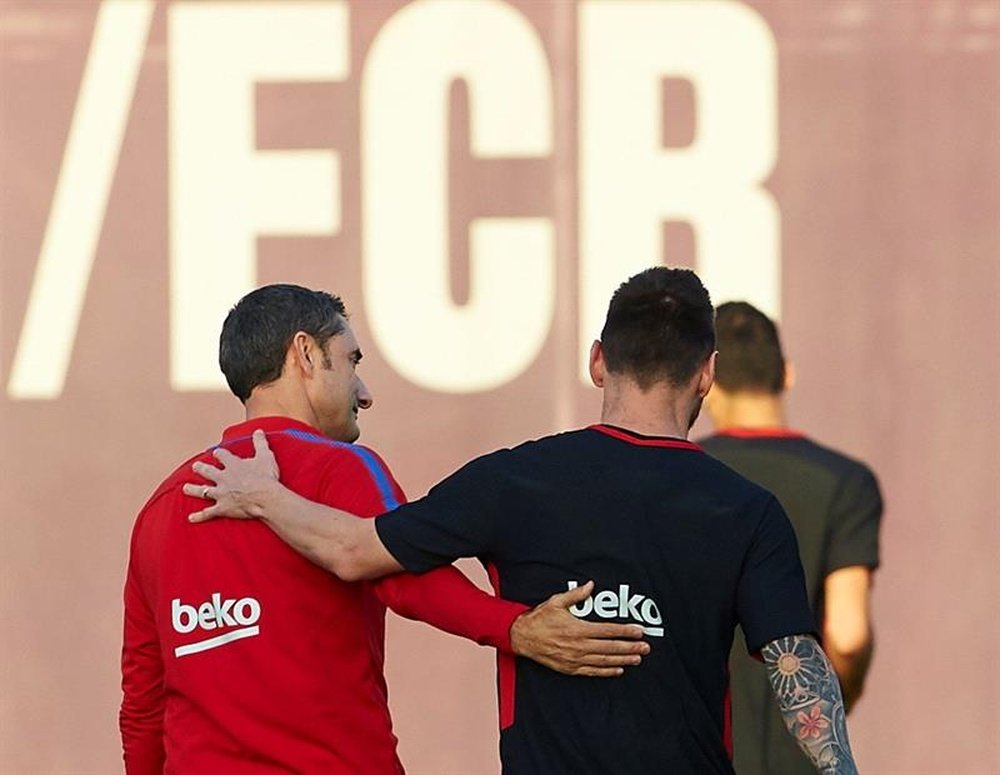 Messi in a training session with manager Ernesto Valverde. EFE/Archivo