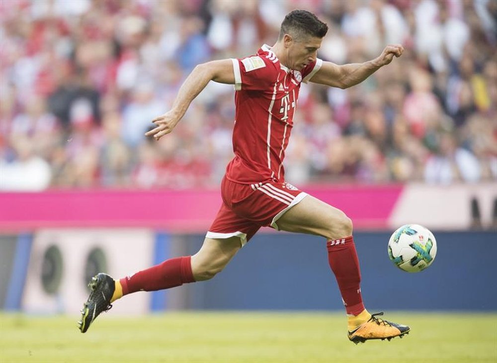 Lewandoski n'a pas pu terminer la première période du duel face au RB Leipzig. EFE