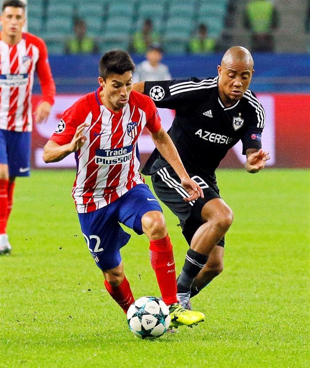 Dino Ndlovu chases Gaitan in the CL clash with Atletico. EFE