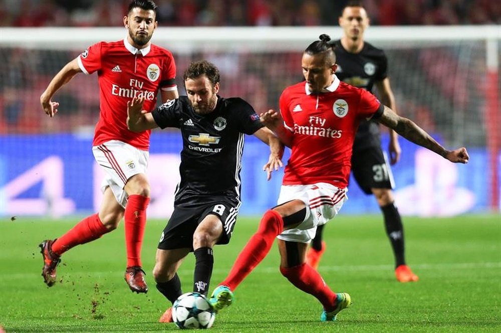 El United ganó al Benfica gracias a un clamoroso error de Svilar. EFE