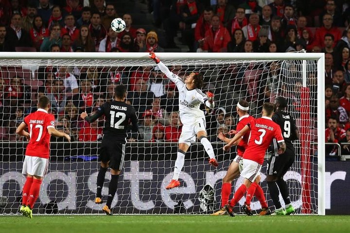 El portero del Benfica le regaló el triunfo al United ¡y Mourinho le llenó de elogios!