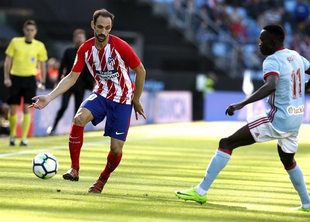 Juanfran ve al Atlético siguiendo su andadura en la Liga de Campeones. EFE
