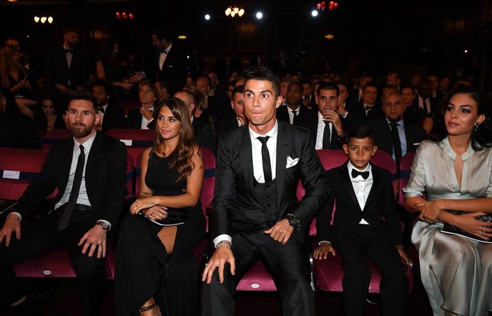 Messi, Ronaldo et leurs compagnes respectives. EFE