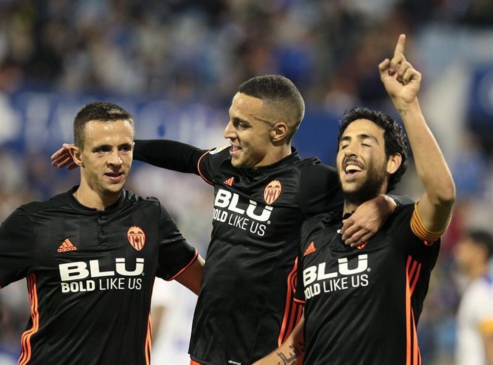 El Valencia tomó La Romareda merced a los goles de Parejo y Rodrigo. EFE