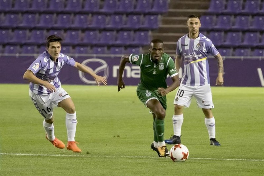 Cotán (i) ha dejado el Valladolid tras jugar sólo 14 partidos. EFE/Archivo