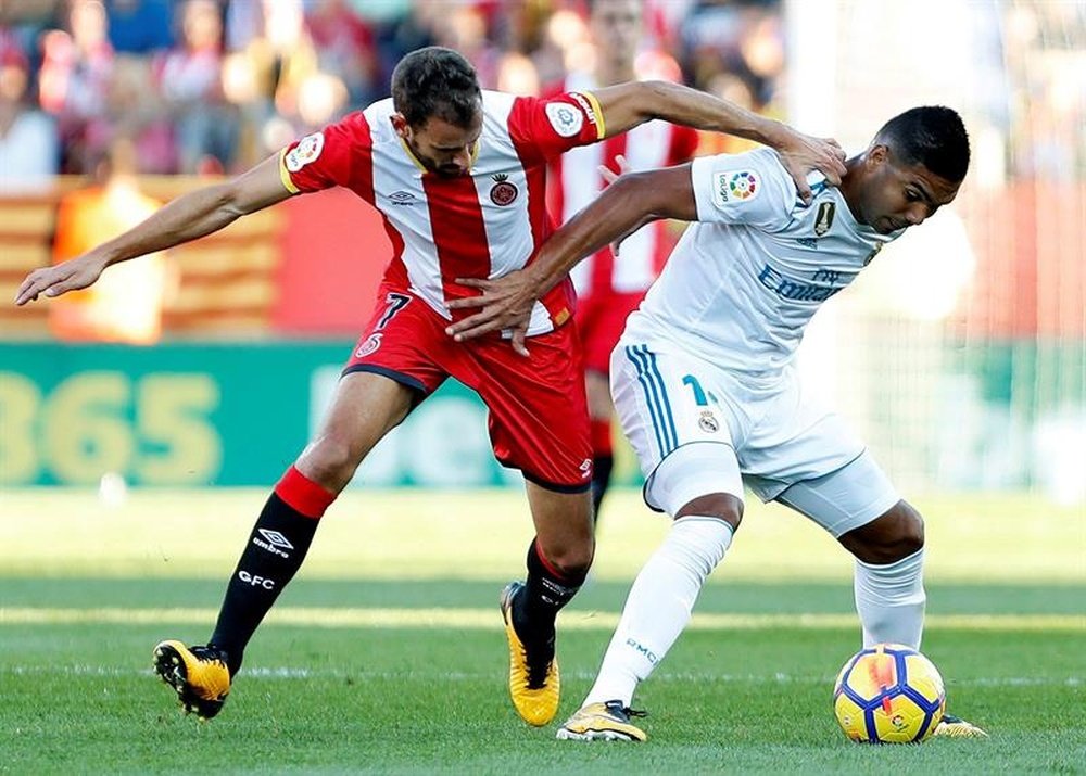 Casemiro sería una baja muy importante ante el Atlético en caso de ver amarilla. EFE