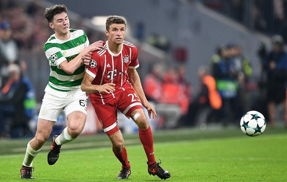 Tierney battles with Thomas Muller. EFE