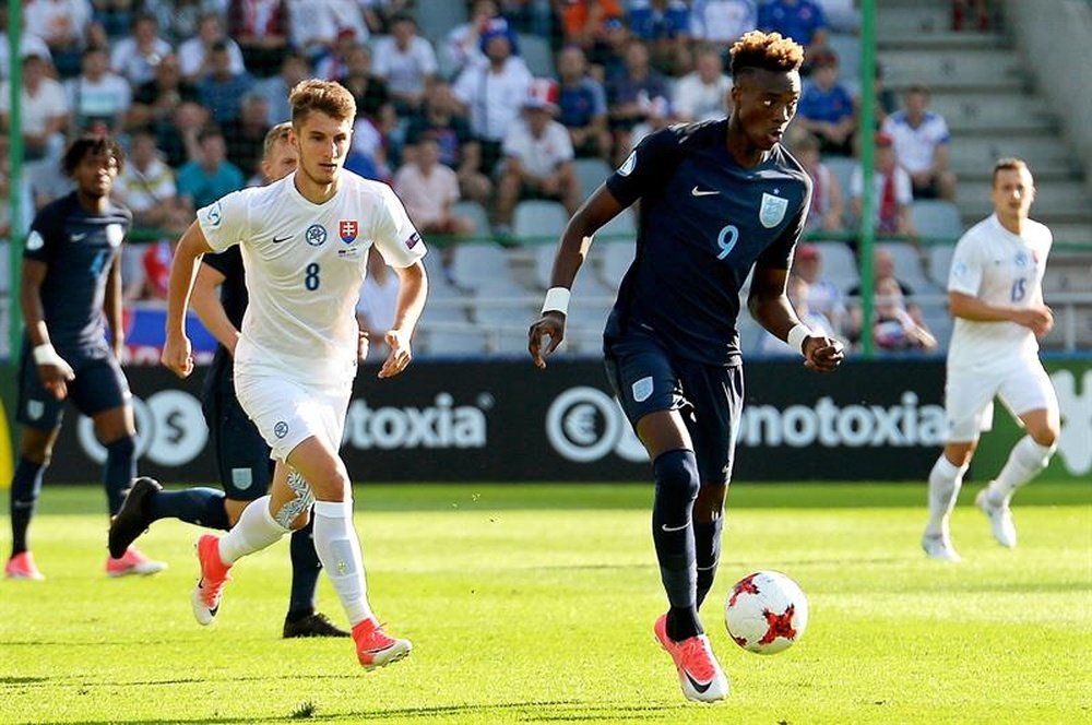 Tammy Abraham (d) podría perderse el próximo partido. EFE/Archivo