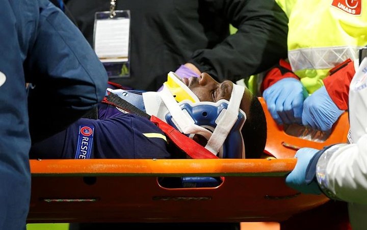 Alerta en Lyon: Cuco Martina, desmayado en el césped tras una terrible caída