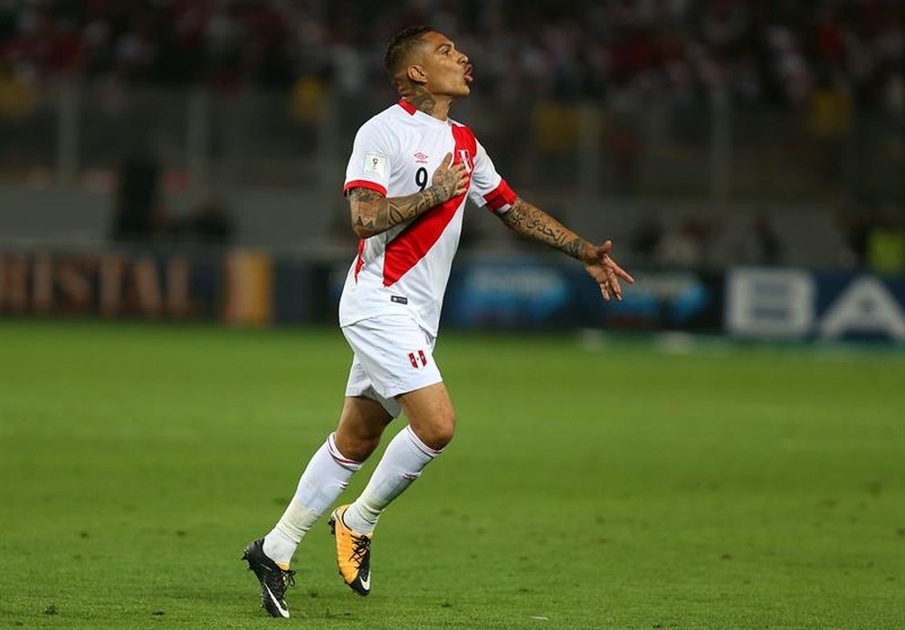 Guerrero in action for Peru. EFE/Archivo