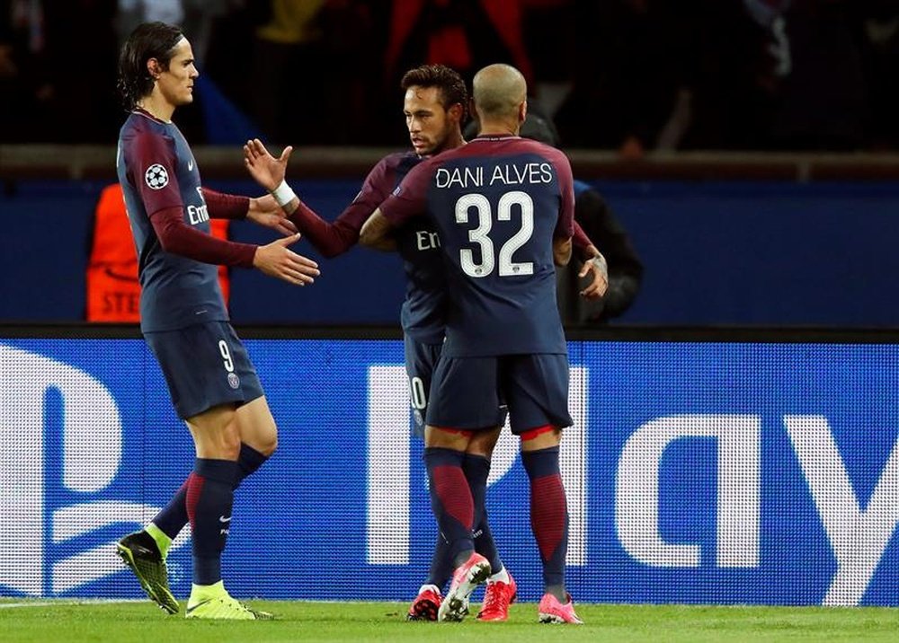 Neymar and Dani Alves are two of PSG's biggest characters. EFE/Archive