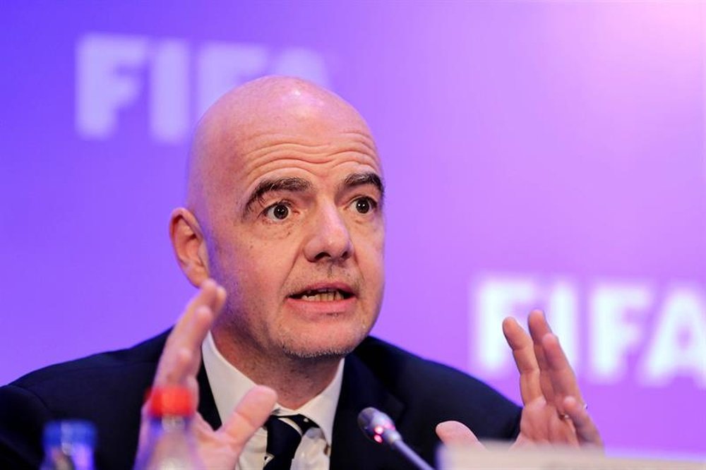 La FIFA multó a varias selecciones por cánticos y pancartas políticas. EFE/Archivo