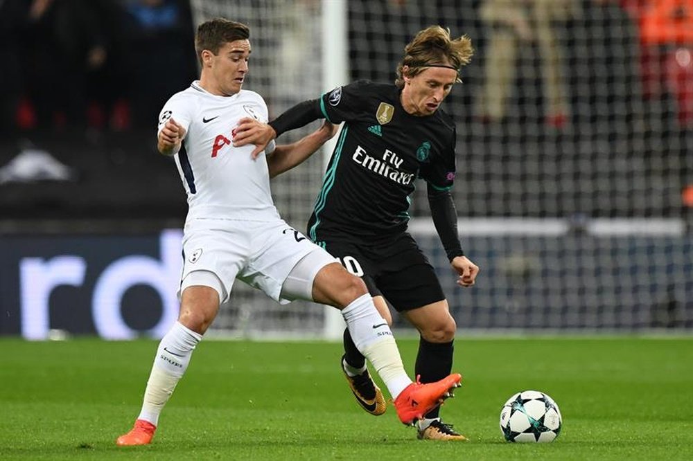 Winks battles against Luka Modric in the Champions League. EFE