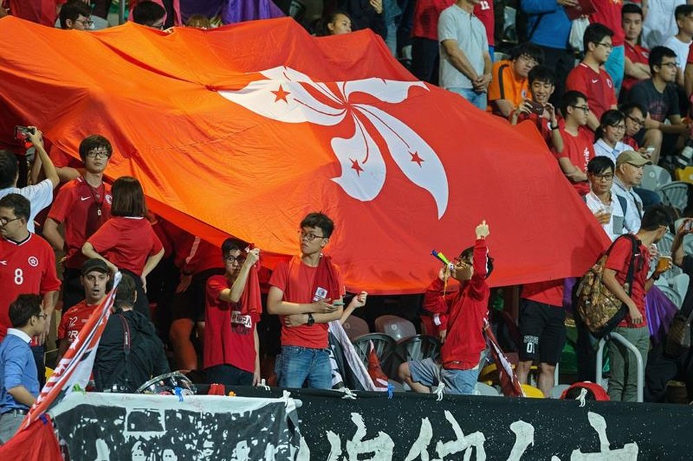 Varios aficionados de Hong Kong abuchearon el himno de China. EFE