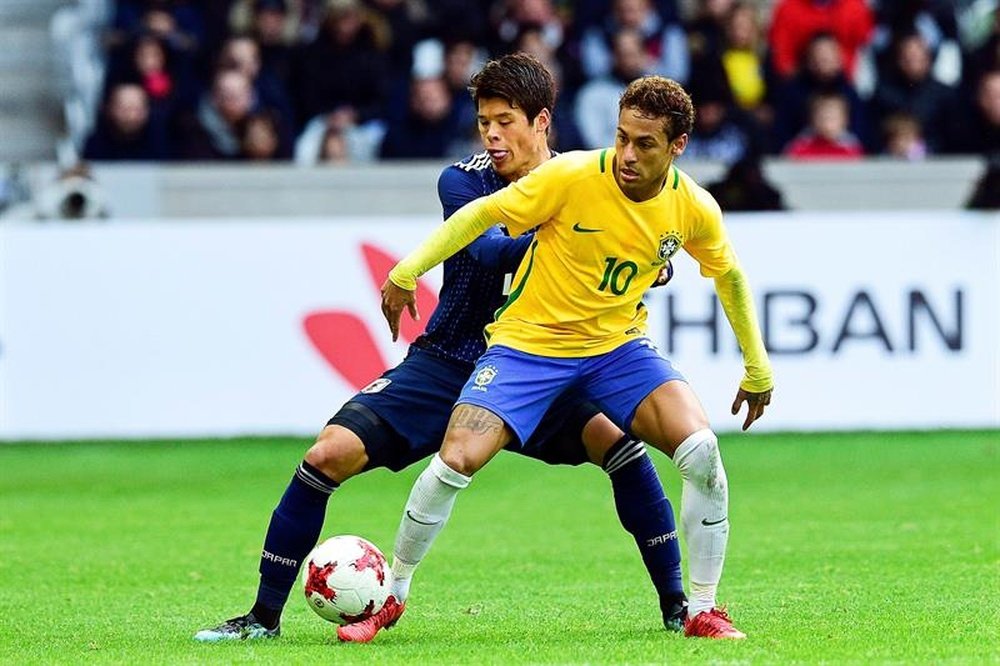 El jugador japonés Hiroki Sakai (i) lucha por el balón con el brasileño Neymar (d) durante el partido amistoso celebrado entre Japón y Brasil en Lille (Francia) hoy, 10 de noviembre de 2017. EFE