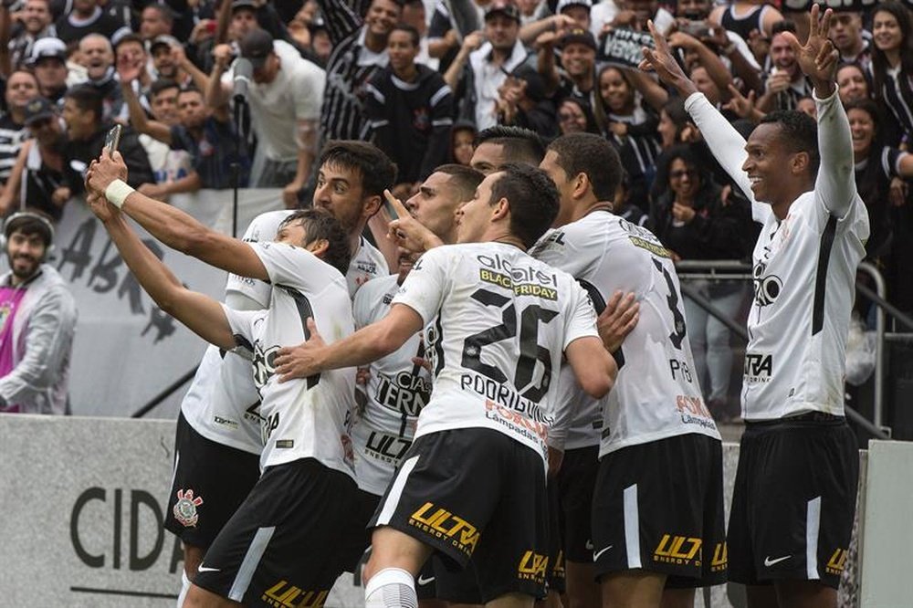 Corinthians a un paso de conseguir el título en Brasil. EFE