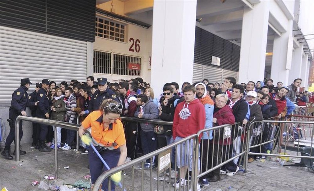 Entre socios y compromisos UEFA, no podrá vender en taquilla. EFE/Archivo