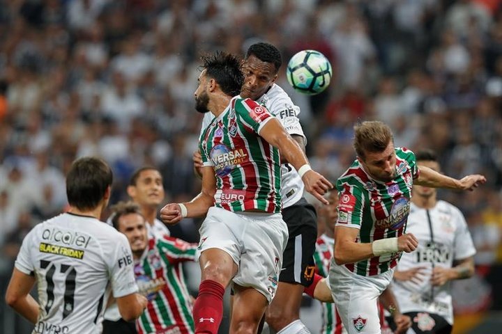 Fluminense sube hasta la quinta plaza a costa de Paranaense