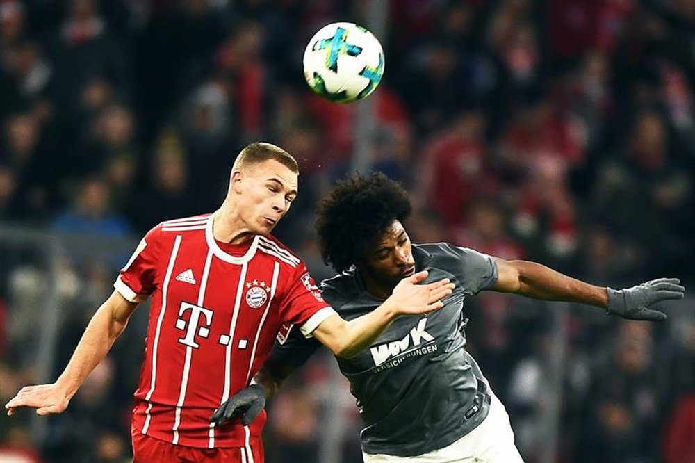 Bayern Munich's Joshua Kimmich (L) in action against Augsburg's Caiuby (R) during the German Bundesliga soccer match between Bayern Munich and FC Augsburg in Munich, Germany. EFE/EPA
