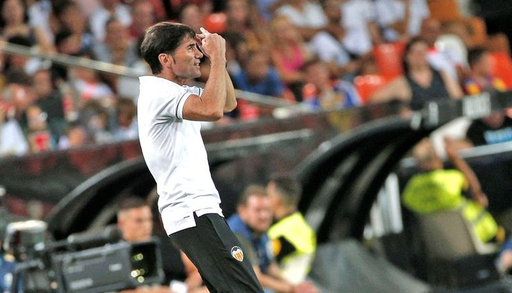 El técnico del Valencia y su hijo abandonaron el terreno de juego tras numerosas quejas. EFE