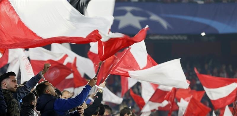 Cánticos, banderas, concordia y buen ambiente en el partido de alto riesgo