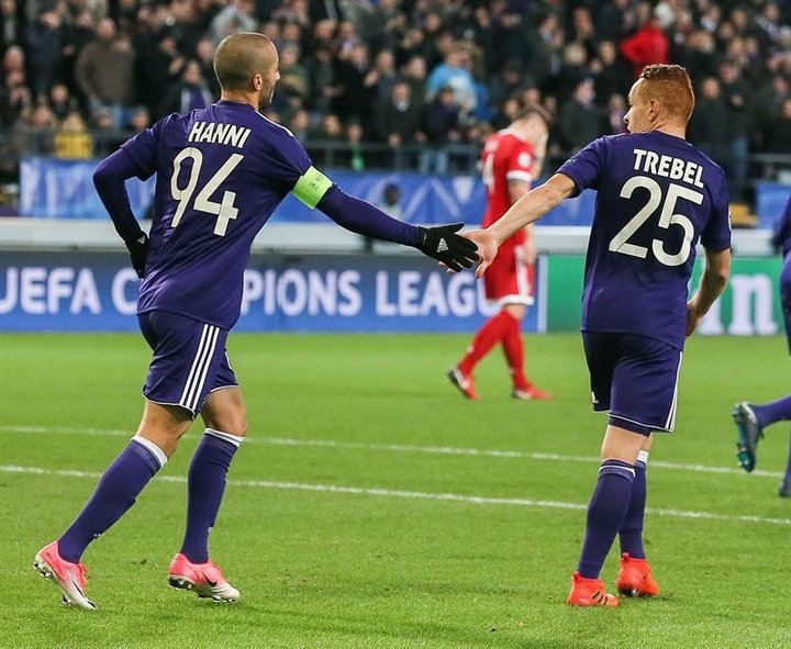 El Charleroi golea y el Anderlecht sufre para seguir el rumbo del Brujas
