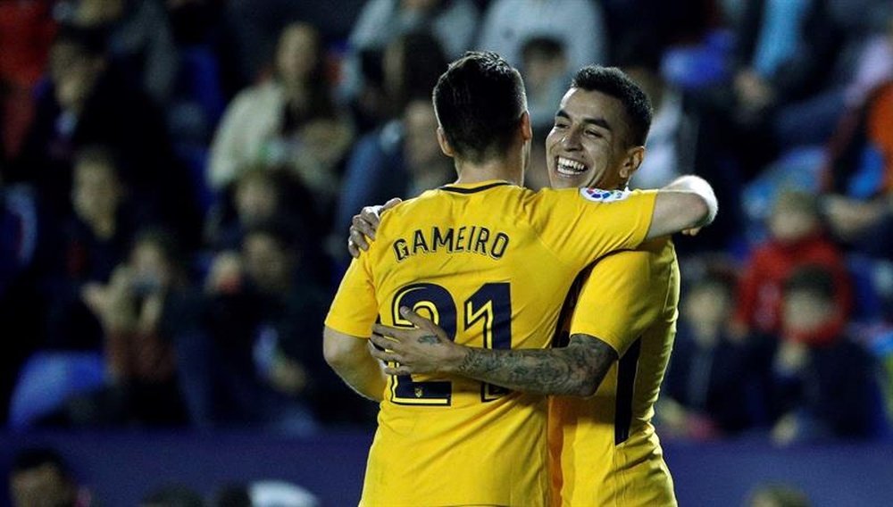 Gameiro celebrates with Correa after scoring against Levante. EFE