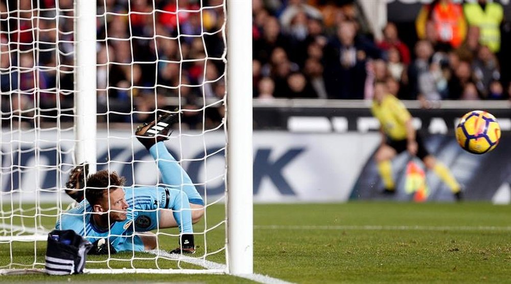 A Neto se le resbaló el balón en el gol de Messi que no vio el asistente. EFE