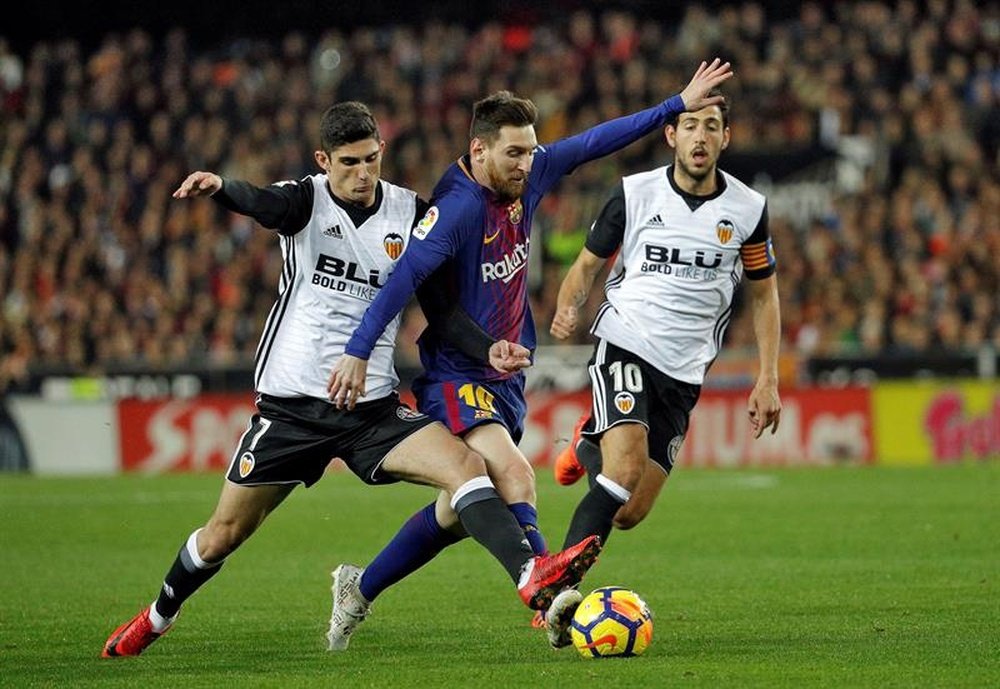 Messi le regaló el empate a Jordi Alba. EFE