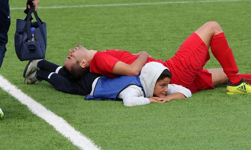 Moisés Aguilar, el recogepelotas de 12 años que auxilió en Huelva a un jugador del equipo rival que no podía respirar tumbándose sobre el césped para servirle de almohada, dijo que había visto en YouTube que actuando como lo hizo "se habían salvado vidas", por lo que no se lo pensó.