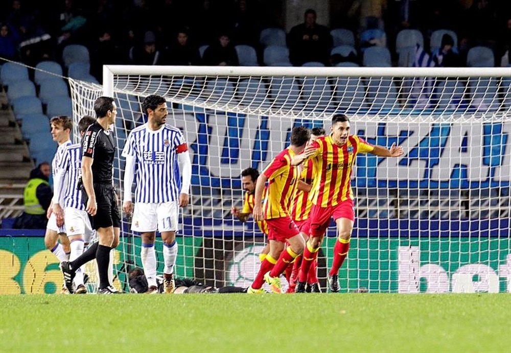 Los jugadores del Lleida celebran uno de los tantos ante la Real Sociedad. EFE