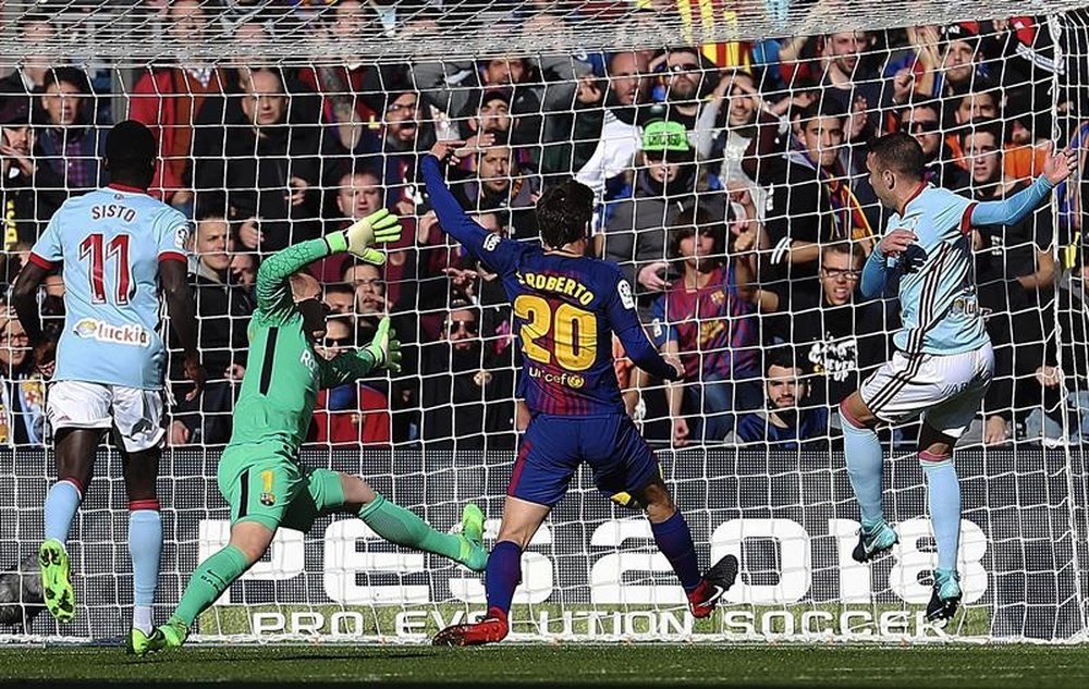 Leo Messi y Hugo Mallo pelean por un esférico en el Barcelona-Celta. EFE