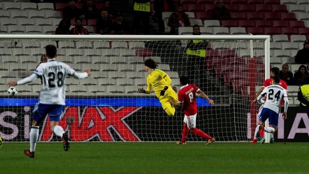 Svilar vê a bola como o Benfica viu a Champions: a passar-lhe ao lado. EFE