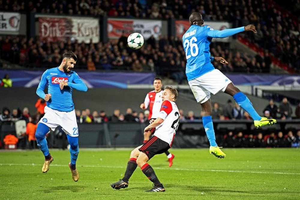 O Feyenoord recebeu e venceu o Napoli por 2-1. EFE