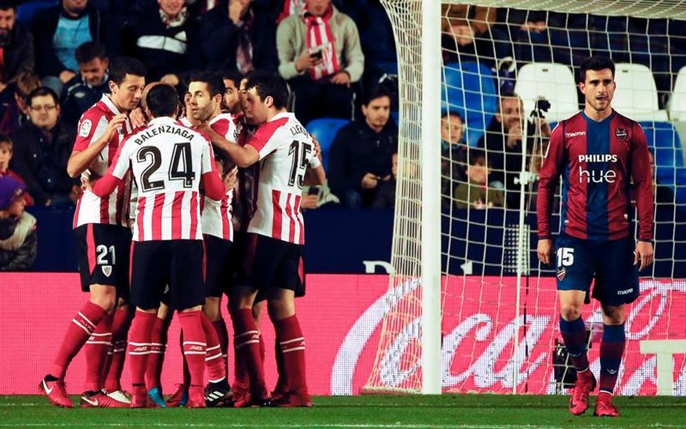Os jogadores do Bilbao celebram o gol de Aduriz. EFE