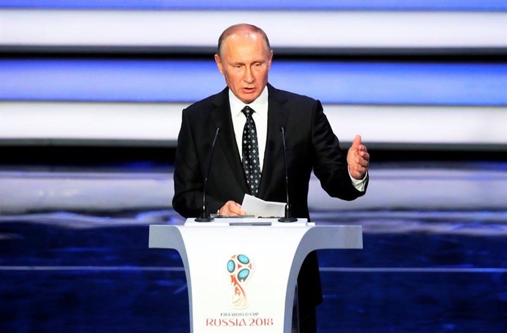 Vladimir Putin rindió cuentas por los retrasos de los estadios. EFE/Archivo