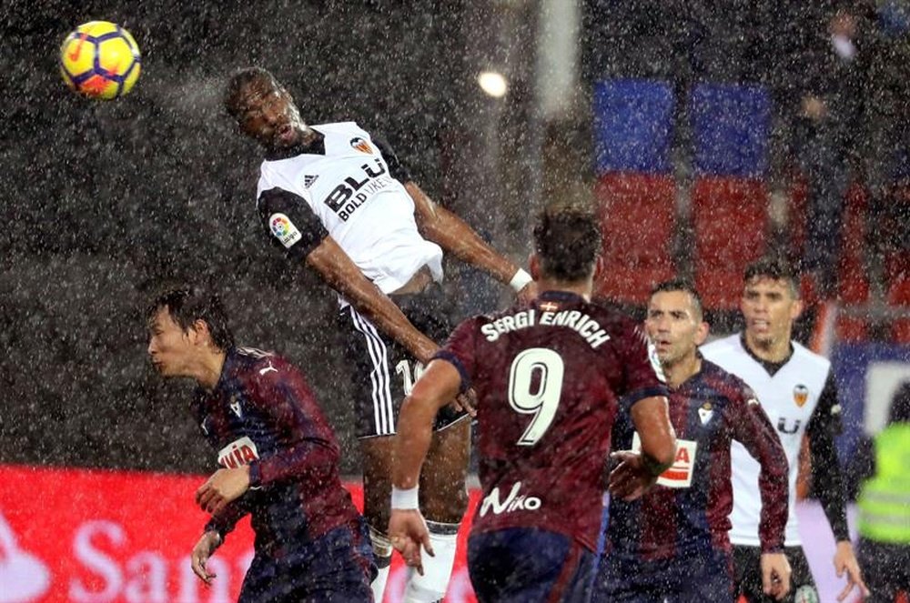 El Eibar venció al Valencia en un partido con muchísima lluvia. EFE
