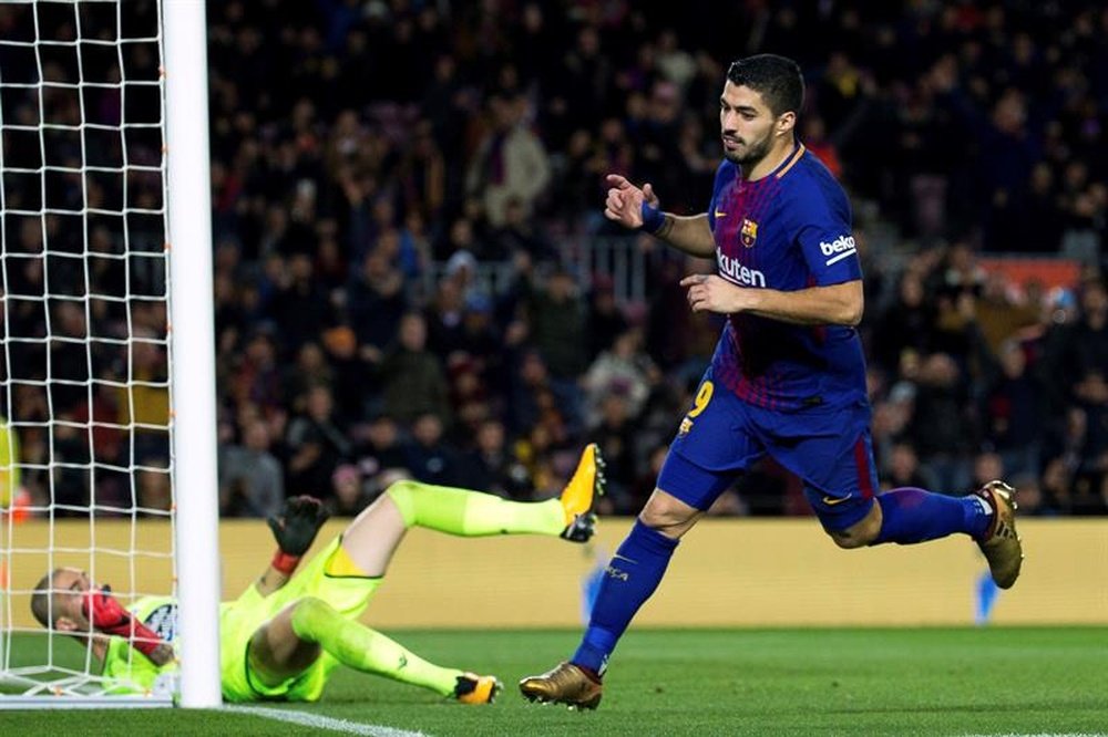 Luis Suárez vuelve a colarse en la historia del Barcelona. EFE