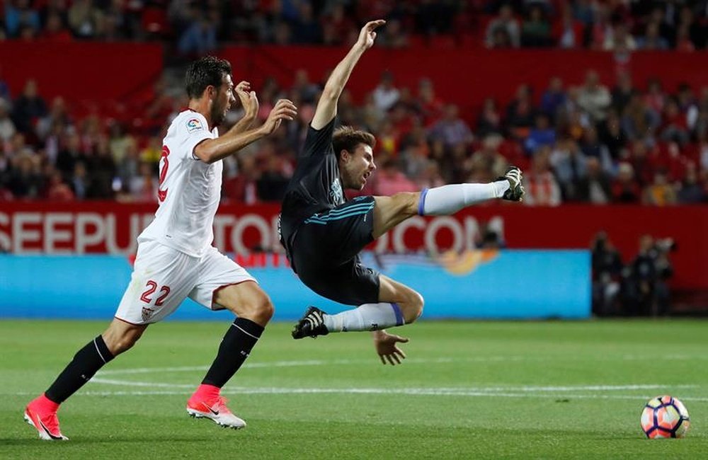El Sevilla se habría opuesto a la salida del futbolista argentino. EFE
