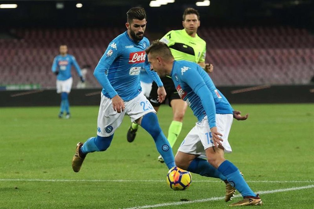 Los jugadores del Nápoles Elseid Hysaj (i) y Emanuele Giaccherini (d) conducen el balón durante un partido entre Nápoles y Udinese por la Copa Italia, en el estadio San Paolo de Nápoles (Italia). EFE